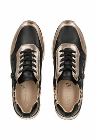 Sneaker neri e in bronzo metallico con lacci neri, dettagli in stampa leopardata vicino al tallone e suola beige, visti dall'alto.