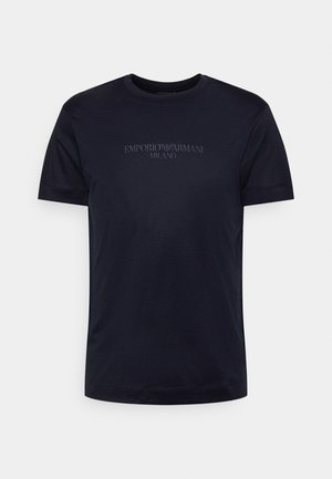 Sort, kortærmet t-shirt med rund hals og "EMPORIO ARMANI MILANO"-logo centreret på brystet i matchende sort tekst.