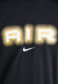 Nike Sportswear AIR GRAPHIC TEE - Marškinėliai su spaudiniu - black/metallic gold