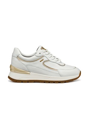 Sneaker bianca in pelle con un accento dorato, caratterizzata da una linguetta testurizzata, colletto imbottito, chiusura con lacci e suola in gomma con un leggero rialzo.