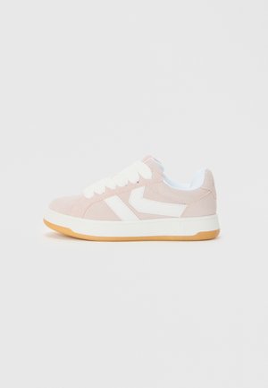 Roze antilop cipele s bijelim detaljima i vezicama, s gumenom potplatom. Glatka tekstura i nizak dizajn.