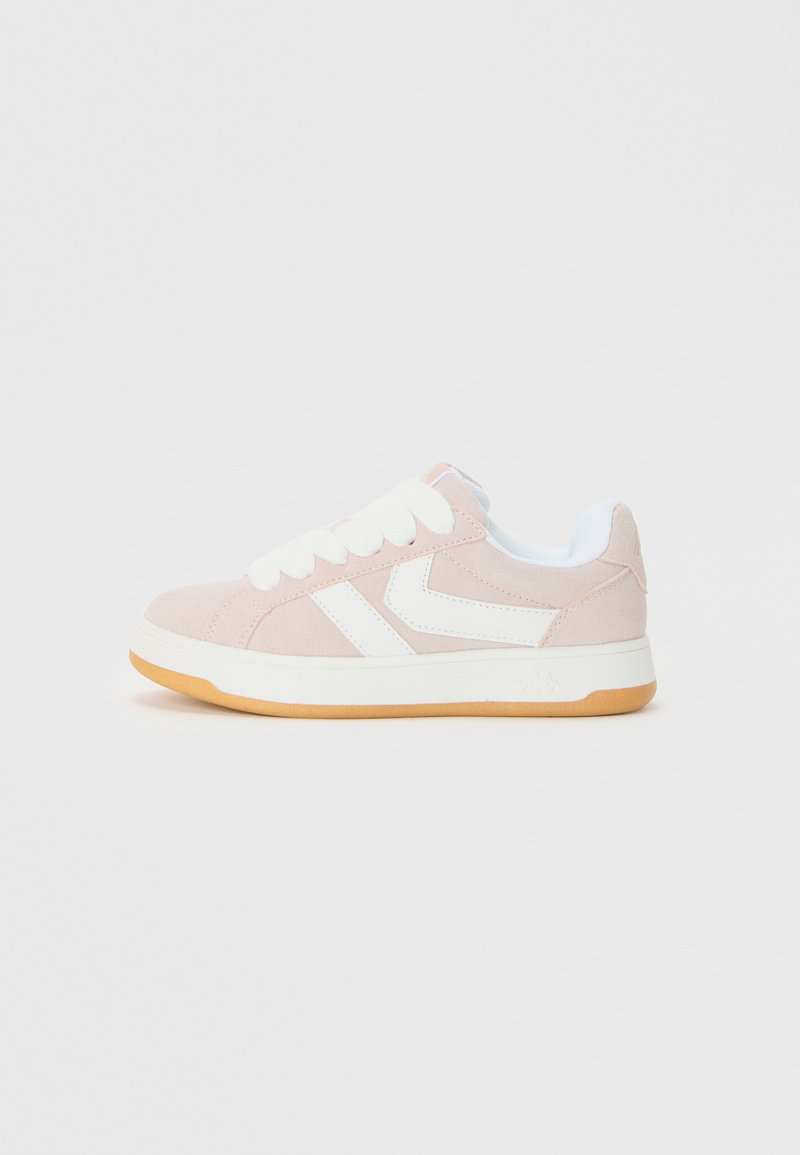 Ténis de camurça rosa com detalhes e atacadores brancos, apresentando uma sola de borracha. Textura suave e design de cano baixo.