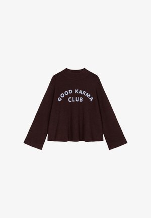 Ruskea neulottu villapaita, jossa on korkea kaulus ja leveät hihat. Etuosassa on vaaleansinisellä teksti "GOOD KARMA CLUB".