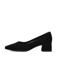 Zwarte suède pump met een spitse neus en blokhak. Glad oppervlak met minimale accenten, met een eenvoudig en strak ontwerp.