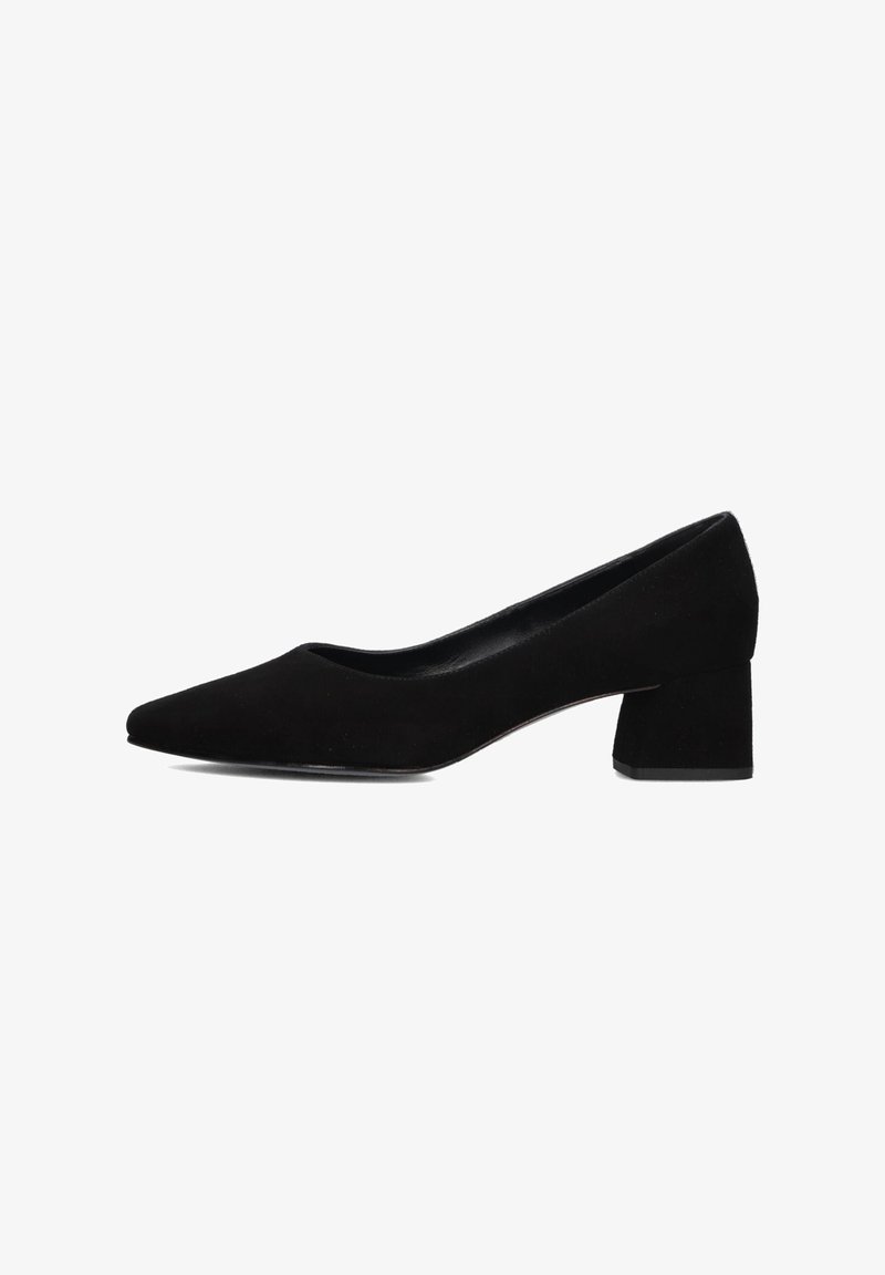 Zwarte suède pump met een spitse neus en blokhak. Glad oppervlak met minimale accenten, met een eenvoudig en strak ontwerp.