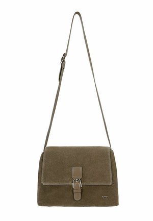 Brązowa zamszowa torba na ramię z regulowanym paskiem, klapkowym zamknięciem i srebrną klamrą z przodu.