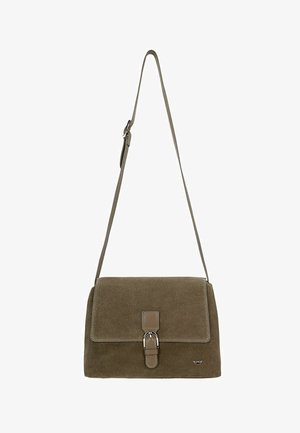 Brązowa zamszowa torba na ramię z regulowanym paskiem, klapkowym zamknięciem i srebrną klamrą z przodu.