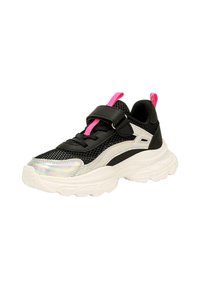 Scarpa sportiva nera con un upper in mesh testurizzato, dettagli in argento lucido e una linguetta rosa audace. Suola spessa bianca con battistrada a motivo.