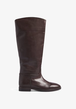 Bruine leren over-de-knie laars met een gladde textuur, afgeronde neus en lage blokhak. Heeft minimale stiksels en een slank silhouet.