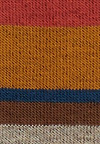 Nahaufnahme eines Strickstoffs mit horizontalen Streifen in rot, orange, dunkelblau, braun und hellgrau.