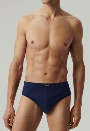 Granatowe bawełniane majtki z elastycznym pasem, z metką logo z przodu. Gładka struktura i dopasowany krój, idealne do codziennego noszenia.