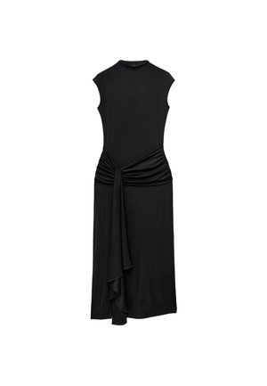 Robe midi noire sans manches avec col montant et détail froncé à la taille, avec un panneau de tissu drapé sur un côté.