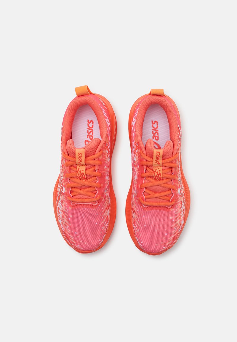 Zapatillas deportivas rosas con un upper suave y texturizado, paneles de malla, cordones planos y una suela acolchada. Presentan un logotipo y acentos contrastantes.