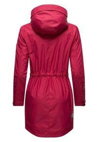 Rode, waterdichte jas met een getailleerde taille, een capuchon en lange mouwen. Heeft knoopsluitingen bij de manchetten en een logo-accent aan de onderkant.