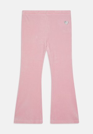 Lyserøde bredde bukser lavet af blødt fløjlstof. Har et lille sølv hjerte-accent på hoften. Glat tekstur med en let glans.