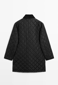 Cappotto trapuntato nero con colletto classico, caratterizzato da un motivo a diamante, maniche lunghe e una linea diritta. Texture liscia e dettagli di design minimi.