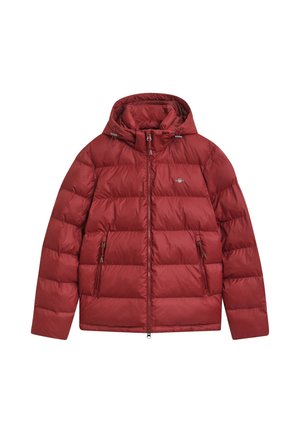 Veste rembourrée rouge avec capuche, conçue avec un motif matelassé, fermeture éclair à l'avant et deux poches latérales. Fabriquée en tissu léger.