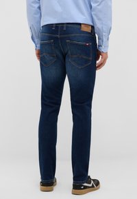 Mustang OREGON SLIM - Tiesaus kirpimo džinsai - blau