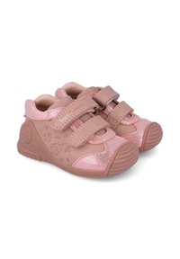 Scarpe da bambini rosa con due cinturini in velcro, in morbida pelle, dettagli testurizzati e motivi stampati di animali e natura. Suole in gomma.