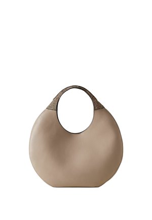Sac à main beige en forme de croissant avec des poignées texturées marron foncé et un corps en cuir lisse, présenté sur un fond blanc.
