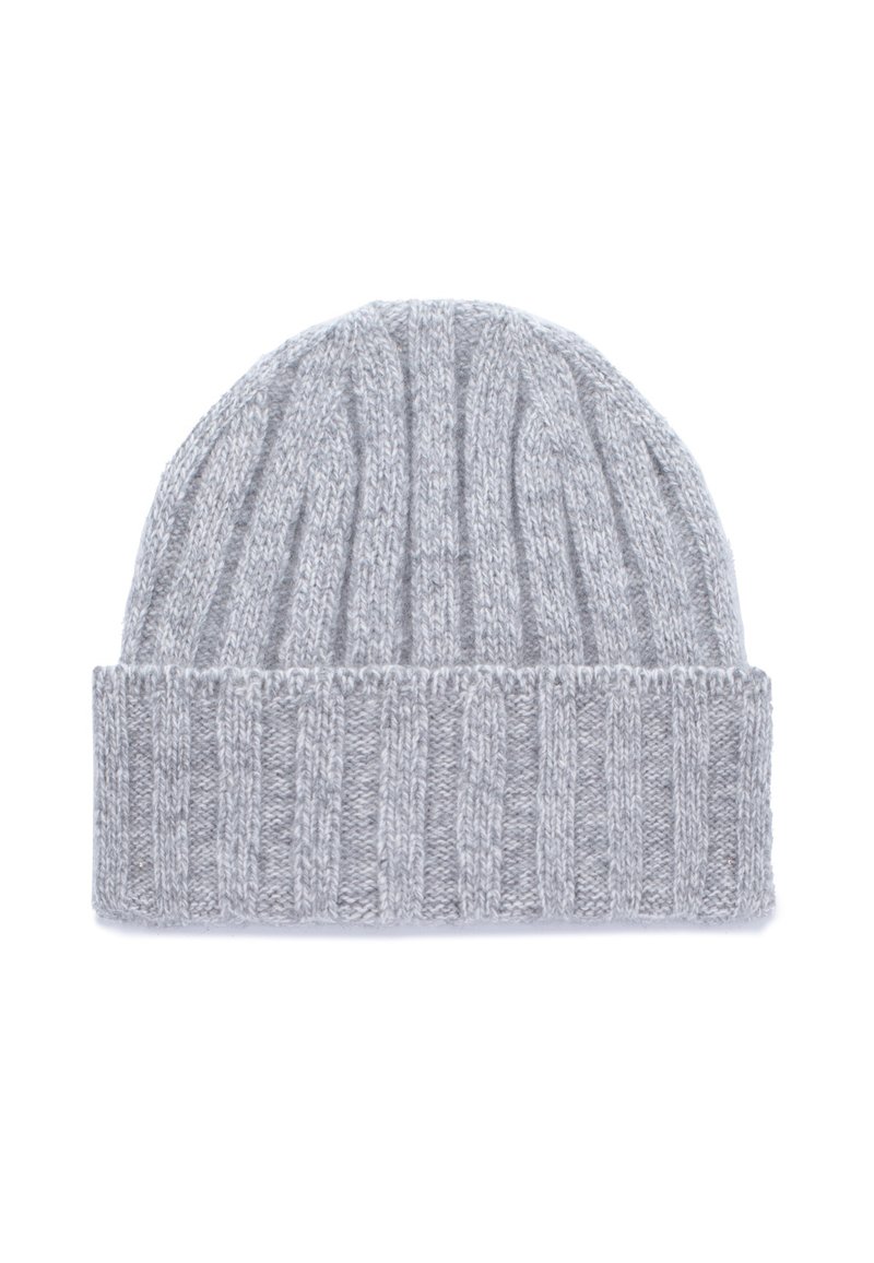 Cappello a maglia grigio con texture a costine, caratterizzato da un bordo arrotolato. Il tessuto sembra morbido e caldo, adatto per il clima freddo.