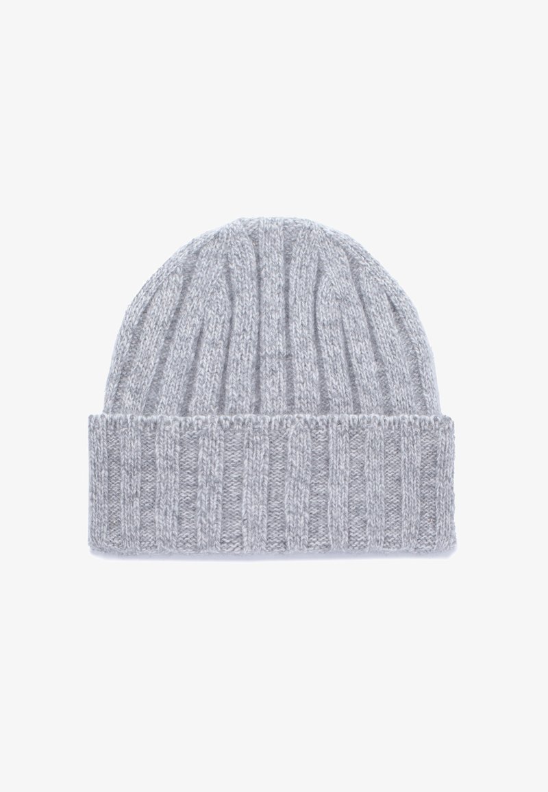 Cappello a maglia grigio con texture a costine, caratterizzato da un bordo arrotolato. Il tessuto sembra morbido e caldo, adatto per il clima freddo.