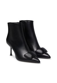 Stivaletti neri alla caviglia con punta eccessiva, realizzati in pelle liscia, con zip laterale e un dettaglio a fiocco decorativo sulla parte anteriore.