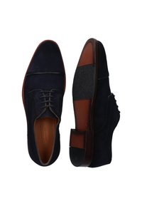 Chaussures de ville en suede bleu marine foncé avec surface lisse, bout pointu, design à lacets et semelle en caoutchouc marron contrastante avec des détails texturés.
