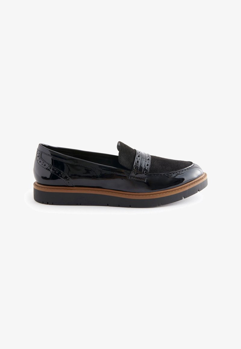Mocassin en cuir noir et daim avec détails brogue, semelle intermédiaire marron et semelle en caoutchouc noire, présenté de côté sur un fond blanc.