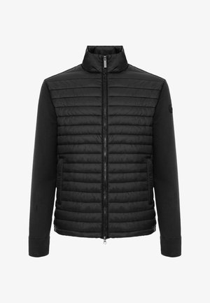 Černá prošívaná přední část bundy s celopropínacím zipem, zatepleným tělem, jednobarevnými látkovými rukávy, stojáčkovým límcem a zipovými bočními kapsami.