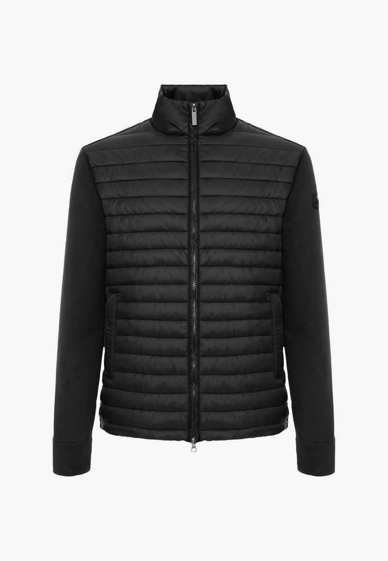 Schwarze Steppjacke mit durchgehendem Reißverschluss, gepolstertem Körper, einfarbigen Stoffärmeln, Stehkragen und Reißverschlusstaschen an den Seiten.