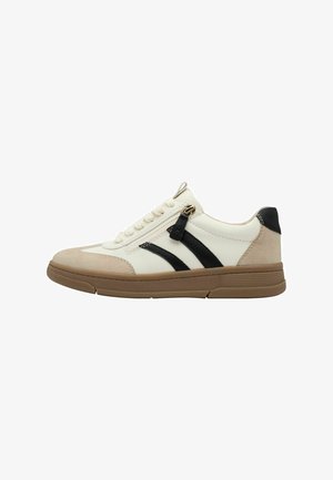 Weiße Ledersneaker mit schwarzen Streifen, Wildlederakzenten, einem Schnürdesign und einem seitlichen Reißverschluss mit einem Metall-Zugband. Sandfarbener Gummisohle.
