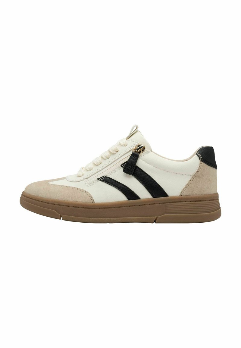 Baskets en cuir blanc avec des rayures noires, des accents en daim, un design à lacets et une fermeture latérale avec une tirette en métal. Semelle en caoutchouc beige.