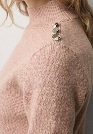 Maglione rosa pallido lavorato a maglia con colletto alto, caratterizzato da tre bottoni geometrici argentati sulla cucitura della spalla.