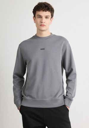Grå sweatshirt laget av myk stoff, med rund hals og ribbede mansjetter. En liten svart "BOSS"-logo er sentrert på brystet.