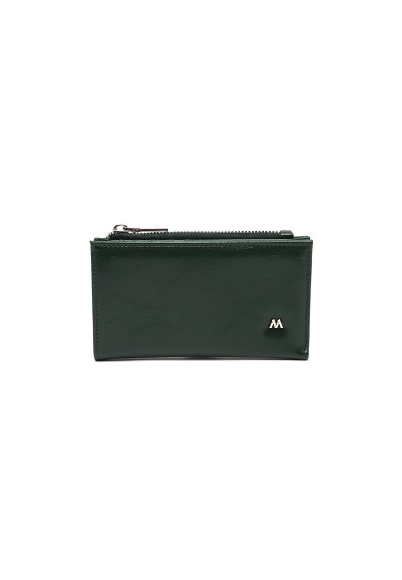 Portafoglio in pelle verde scuro con tasca con zip superiore e un piccolo emblema argentato nell'angolo anteriore, mostrato su uno sfondo bianco.