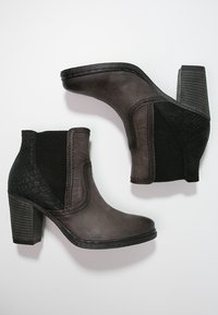 Stivaletti neri alla caviglia con tacco impilato, caratterizzati da una finitura in pelle liscia, dettagli in stampa pitone testurizzata e pannelli laterali elastici per maggior flessibilità.