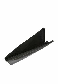 Clutch de cuero negro con textura suave, cierre de cremallera y un detalle de costura clara en contraste a lo largo del borde. Interior forrado en tela negra.
