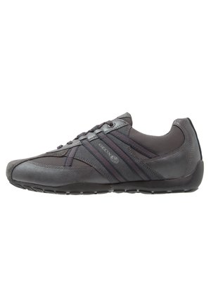 Donkergrijze casual sneaker voor heren met vetersluiting, zijstrepen en een gestructureerde zool, gezien vanaf de buitenkant.