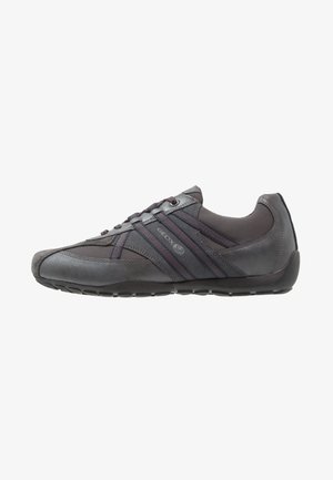 Męski, ciemnoszary, casualowy sneaker z wiązaniem na sznurowadła, bocznymi paskami i fakturowaną podeszwą, widziany z zewnętrznej strony.