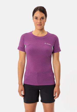 Chemisette violette à manches courtes avec un col rond et des détails teal ; associée à un short noir. Fabriquée en tissu léger et texturé.