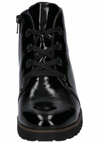 Zwarte gepatineerde leren enkelboot met ronde neus, voorzien van vlakke zwarte veters en een zijklep voor een gemakkelijke instap. Licht getextureerde zool.