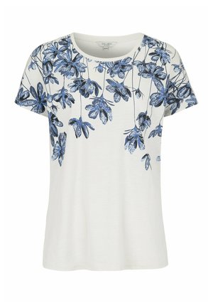 Weißes T-Shirt mit kurzen Ärmeln und blauem sowie schwarzem Blumenmuster, das vom Ausschnitt und den Schultern herabfällt.