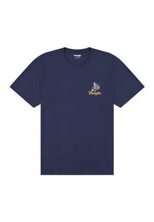 Maglietta blu navy a maniche corte con scollo rotondo, con una piccola scritta gialla "Wrangler" e un logo cowboy bianco sul lato sinistro del petto.