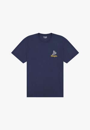 Tengerészkék rövid ujjú, kerek nyakú póló kis sárga "Wrangler" felirattal és fehér cowboy logóval a bal mellrészen.