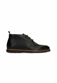 Zwarte leren enkelboot met een ronde neus, drie veterogen en een bruine rubberen zool. Heeft een lus aan de achterkant en een gestructureerde bovenkant.
