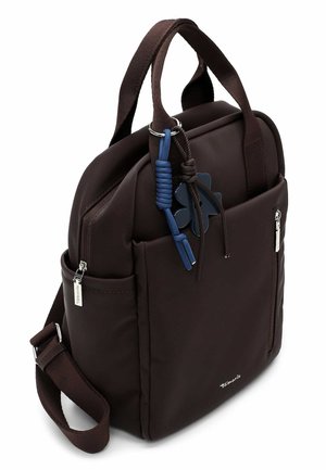 Zaino marrone dalla texture morbida con due manici, tasche frontali con cerniere, portachiavi decorativo blu e nero e tracolla regolabile.