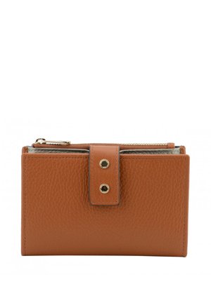 Portefeuille en cuir marron texturé avec fermoir à bouton-pression doré et poche zippée en haut, présenté fermé sur fond blanc.