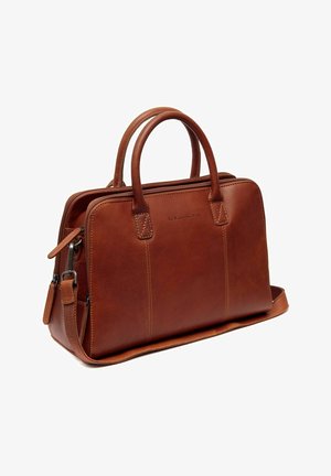 Braune Ledertasche mit zwei oberen Griffen, einem abnehmbaren Gurt, einem Reißverschluss und Kontrastnähten. Rechteckige Form mit glatter Textur.