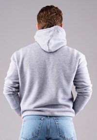 Grauer Baumwollhoodie mit einer Kapuze mit Kordelzug, gerippten Bündchen und Saum, von hinten betrachtet. Getragen mit hellblauen Jeans.